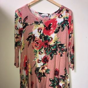 Quarter sleeved floral dress.